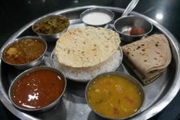 Un thali végétarien, un... recommandé par mon guide de ce matin ;)