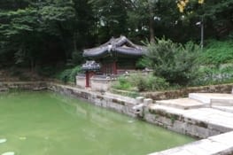 La maison donne sur cette jolie bâtisse :)