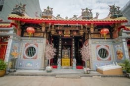 Un temple bouddhiste, adjacent au temple hindouiste