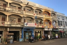 Quelques bâtiments face à notre hôtel