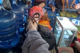 Les bateaux publics ravitaillent Bunaken en eau douce, gaz, etc.