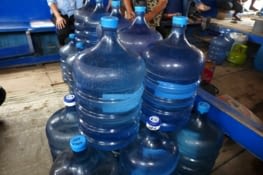 Pas d'eau douce sur Bunaken, le bateau sert aussi de fret