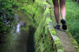 Marcher le long de l'eau dans le parc d'Aiako Harria