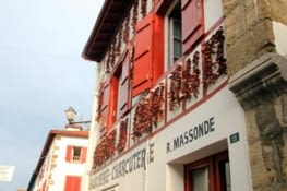 Premier regard sur Espelette: du rouge, du blanc, du basque !